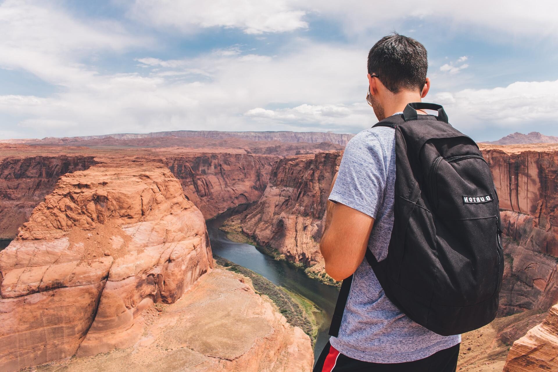 backpacker-2179282_1920-e1654709161459